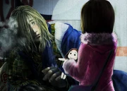 Eileen de pequeña dando la muñeca a Walter.