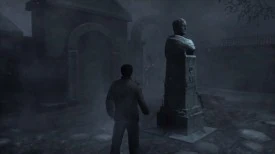 Alex frente a la estatua de Jano en el cementerio Dargento.