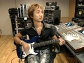 Akira Yamaoka tocando su guitarra.