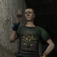 Jasper bebiendo el batido de chocolate en la entrada del orfanato.