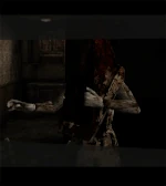 Пирамидоголовый «сканирует» область рукой