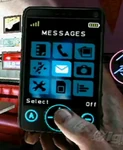 La opción de punto de guardado (abajo en el centro, encima del dedo de Harry) en el teléfono de Harry en Silent Hill: Shattered Memories.
