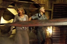 Rose y Cybil esquivando la espada de Pyramid Head.