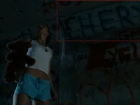 El nombre de Cheryl pintando con spray bajo el puente.