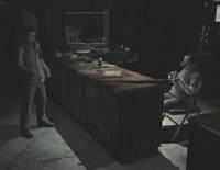 Dentro de la casa de la chatarrería con Curtis.