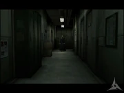 Claudia al fondo del pasillo del centro comercial.