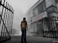 Travis en frente del hospital Alchemilla.