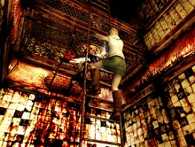 Хизер поднимается по лестнице в Silent Hill 3