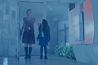 Sharon, quien ahora es Alessa, se deleita en el amor de Rose.