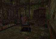 Un osito de peluche en la sala de pinchos del techo.