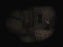 Robbie, apuntando amenazante...