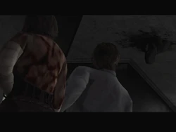 Henry y Eileen mirando hacia arriba y viendo a Joseph Schreiber.