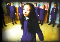 Alessa siendo intimidada.