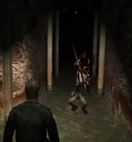 Лежачая фигура на полу рядом с Пирамидоголовым в лабиринте