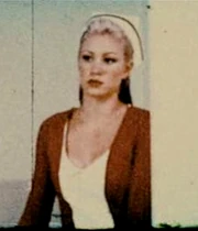 Lisa Garland como la "Enfermera de rojo".