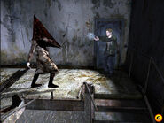 James lucha contra Pyramid Head.