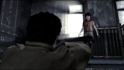 Josh mira como Alex está a punto de caer por el agujero.