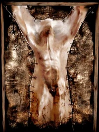 Растянутая кожа на стене горящей лестницы