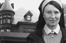 Sister Margaret afuera del orfanato.