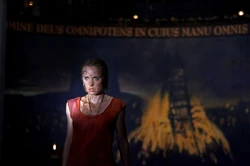 Rose confronta a los miembros del culto.