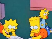 Bart e Lisa escrevendo suas listas e Maggie tentando andar