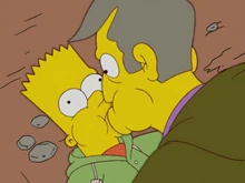 O diretor Skinner faz respiração boca a boca em Bart.