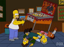 Homer levanta pinball