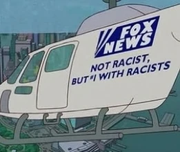 Helicóptero da Fox News sobrevoando Springfield com o slogan “Fox News: Não somos racistas, mas somos o número 1 entre os racistas”.