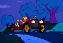 Бернс, Гомер и Смитерс скрываются от ФБР на машине "Штутц Биркэт (Stutz Bearcat)" 1936 года.