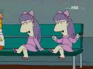 As gêmeas Sherri e Terri balançando os pés.