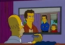 Homer assistindo "Two and a Half Men".