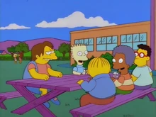 Lewis sentando no banco com seus amigos (Nelson,Wendell,Ralph e Database)