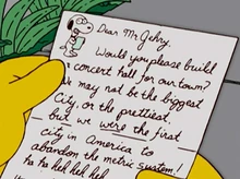 Marge escreve carta em papel do Snoopy