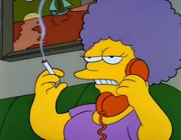 Patty rozmawia przez telefon