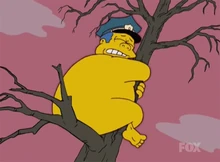 Wiggum pelado arvore.jpg (79 kB) Chefe Wiggum nu e trepado numa árvore com medo das "assombrações" do cemitério