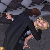 Um vampiro mordendo o pescoço de uma Sim.