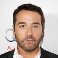 Jeremy Piven Sin City Fandom Is he married or dating a new girlfriend? jeremy piven sin city fandom