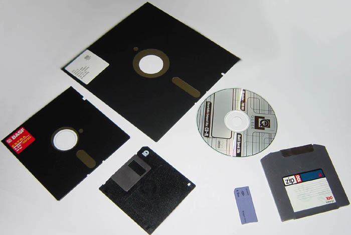 Объем диска 5.25. Флоппи-диск 5.25. Объем дискеты 3.5 дюйма. Дискеты 5.25 и 3.5. Floppy Disk 3.5.