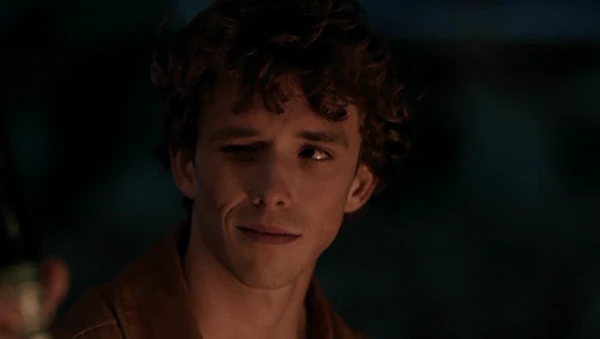 Robbe drinks beer with his friends.