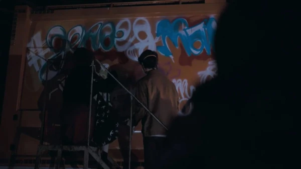 Robbe and Noor make a graffiti.