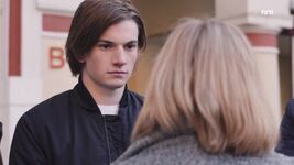 107WilliamTalksToNoora.jpg (107 KB)