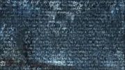 Стоит около , работая с использованием персонального планшета.