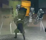 Прыгая в лифт, замахивается когтём...