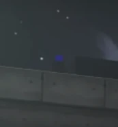 ТВМен уже крупным ракурсом смотрит за происходящим с моста