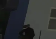 Поглядывает на происходящее.