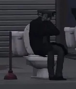 Сидит на унитазе, возле него его вантуз.