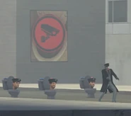 Полицейские преследуют КамераМена