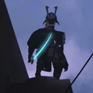 Стоит, с верха смотрит вниз.