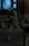 Бежит.