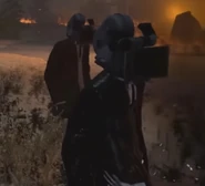 Когда Охотник прерывает радость, Роберт совместно с другим Камераменом бездвижно стоят.